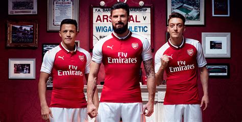 PUMA présente le nouveau maillot Arsenal