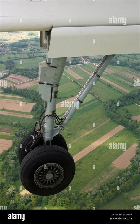 Aircraft landing gear hi-res stock photography and images - Alamy