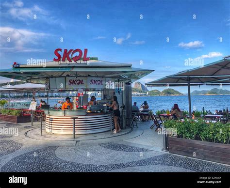 Un restaurante en el paseo de la playa de Copacabana, Río de Janeiro ...