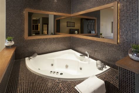 Jacuzzi bath: Hot tub design ideas for your bathroom (2022)