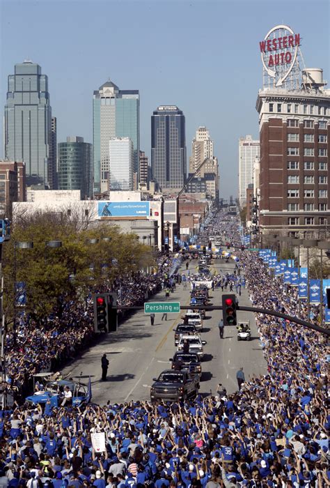 PHOTO GALLERY: Royals World Series Parade | Pro Sports | columbiamissourian.com