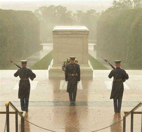 PHOTO: Despite Sandy, Soldiers Stand Guard At Tomb Of The Unknown ...