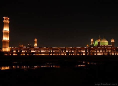 Beautiful night view of Badshahi Mosque, Lahore | Insight Pakistan