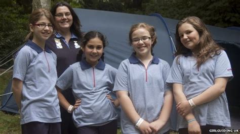 Girl Guides get 'fresh' new uniform - BBC News