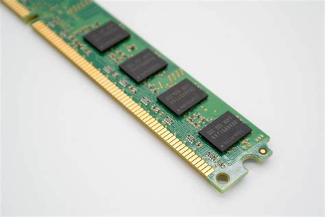 Close-up of a DDR RAM memory module on white background - Creative Commons Bilder