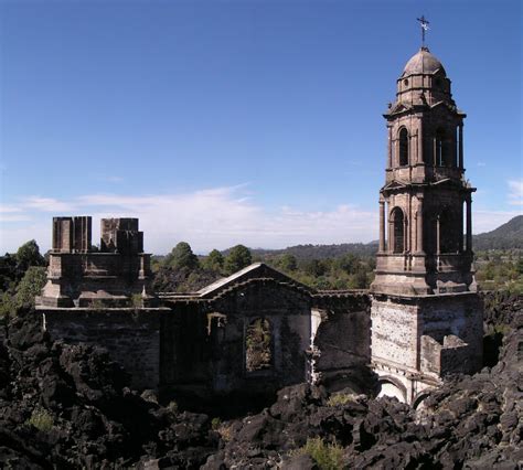 La iglesia de San Juan Parangaricutiro (Michoacan, Mexico) destruida por la lava del volcan ...