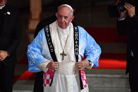 Pope Francis Japanese Robe : Pope Francis Wears Custom Anime Coat While ...