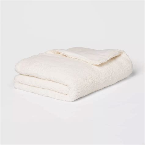 Best Weighted Blankets: Cozy, Comforting Throws To Gift This Holiday | StyleCaster