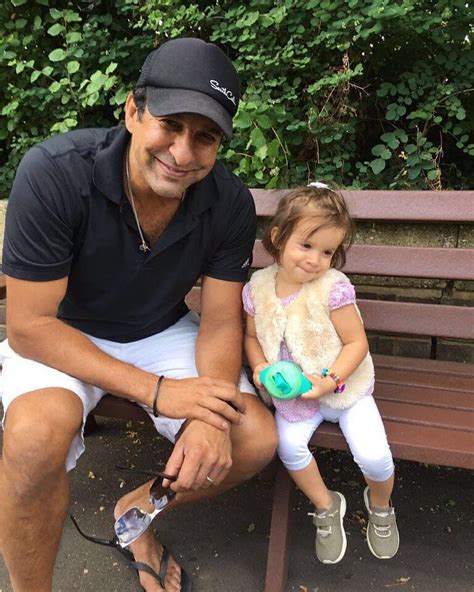 Beautiful Pictures of Wasim Akram with Wife and Kids | Reviewit.pk