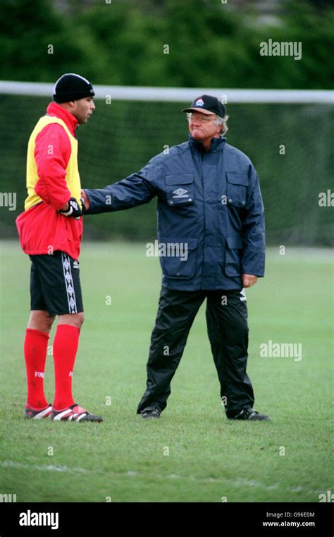 Nottingham forest manager directs training as pierre van hooijdonk ...