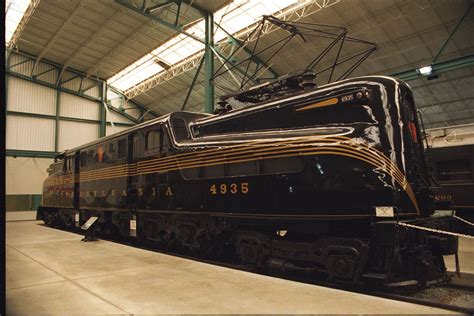 Streamlines locomotive