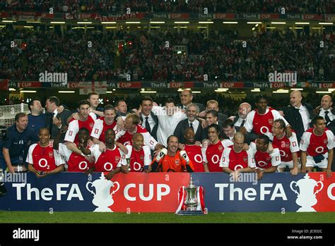 ARSENAL SQUAD CELEBRATES FA CUP WINNERS 2003 THE MILLENNIUM STADIUM ...