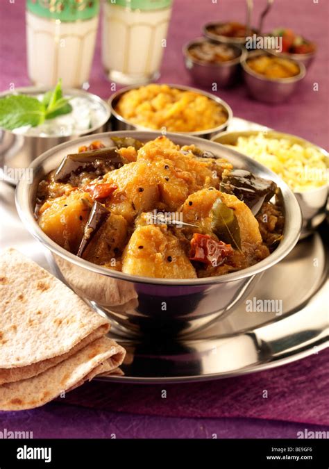 ALOO BAIGAN POTATO AND AUBERGINE CURRY Stock Photo - Alamy