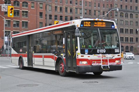 Bus Nr. 8189 der TTC (Toronto Transit Commission), auf der Linie 121 C unterwegs in der Stadt ...