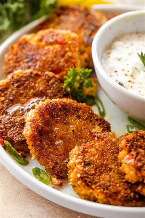 Easy Maryland-Style Crab Cakes Recipe | Diethood