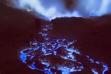 Photos of the Glowing Sulfur Inside Indonesia's Blue Fire Volcano Crater | PetaPixel