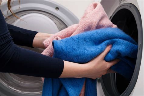 How to dry clothes indoors| How to dry clothes in Winter | Cleanipedia