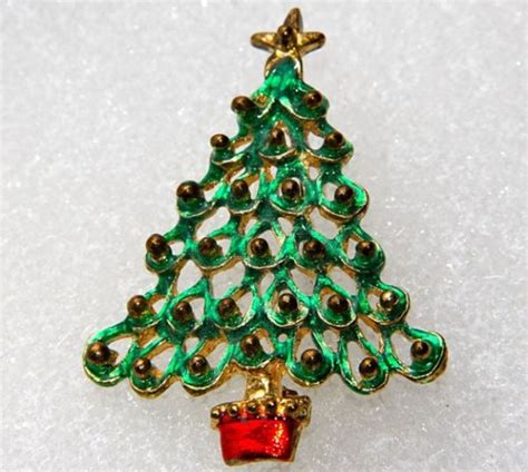 Vintage Christmas Tree Pins | The Vintage Traveler