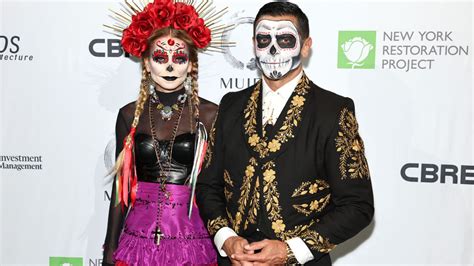 Kelly Ripa and husband Mark Consuelos look smitten in Halloween couples ...