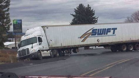 16 Swift Trucking Fails From People Having Substantially Worse Days Than You | Trucks, Swift ...