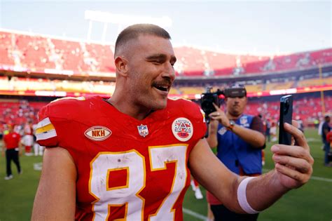 Travis Kelce laughs off Aaron Rodgers' 'Mr. Pfizer' joke