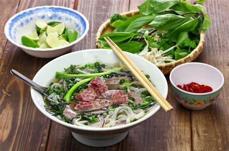 Phở Bò Tái - Vietnamese Beef Noodle Soup - Delicious Vietnam