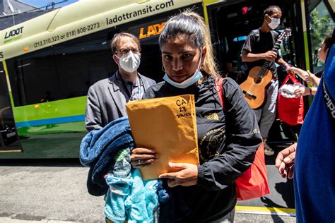 Photo: A bus carrying 30 migrants arrived in Los Angeles. - Los Angeles ...