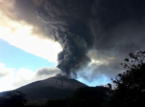 They monitor the Chaparrastique volcano in El Salvador before a possible eruption - The Limited ...