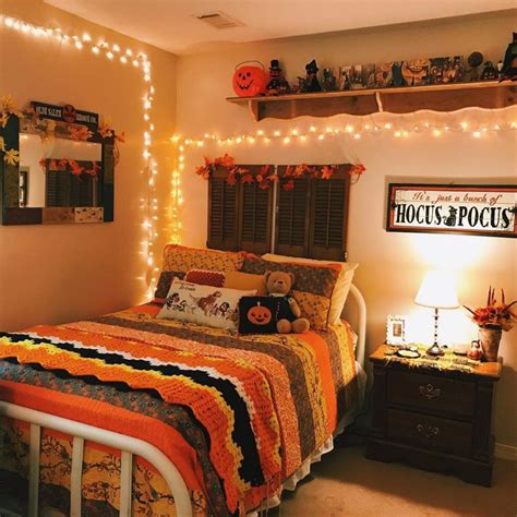 20+ Cozy but Spooky Halloween Bedroom Decoration Ideas – PinMomStuff