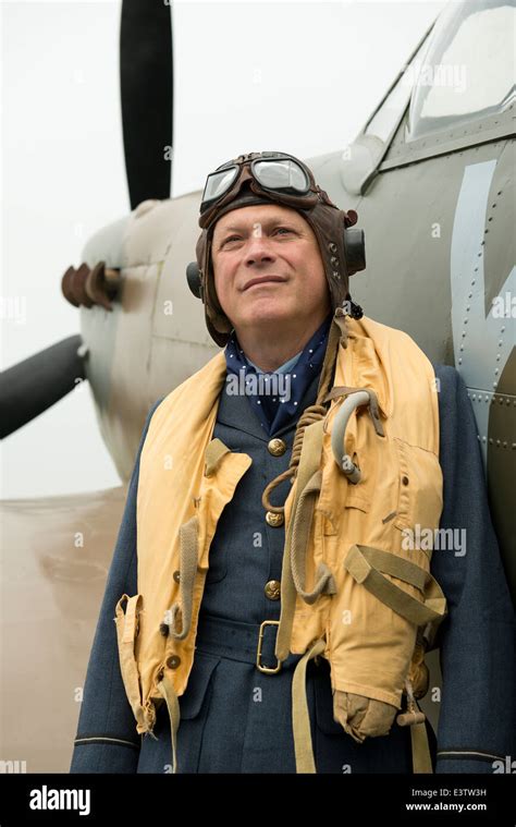 WW2 pilote RAF portant son gilet de Mae West, se trouve à la main à côté de son Spitfire, avion ...