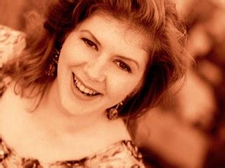 Kirsty MacColl biography, birth date, birth place and pictures