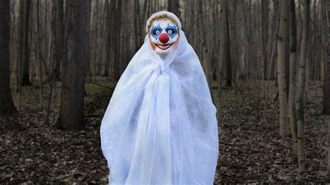 Creepy nocturnal clown sightings leave US police baffled - BBC News