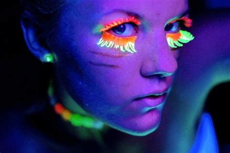 Black Light Photography: 20+ Extraordinary Portraits | Light photography, Black light, Portrait ...