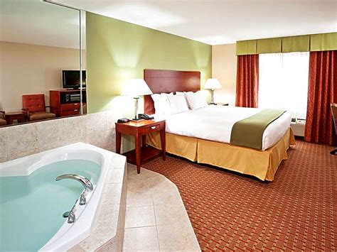 11 Hotel Rooms with Jacuzzi in Niagara Falls - Anna's Guide