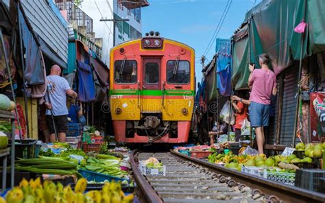 Maeklong Railway Market Thailand, Maeklong Railway Market with Train ...