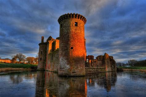 CAERLAVEROCK CASTLE, CAERLAVEROCK, DUMFRIESSHIRE, SCOTLAND. | Scottish ...