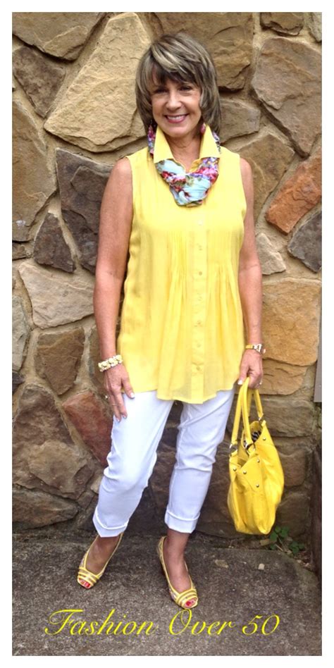 Yellow, white and....sleeveless! Yep! Even "over 60ers" can go crazy ...