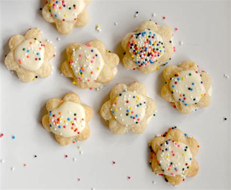 Food Pusher: Cream Wafers with White Chocolate and Sprinkles