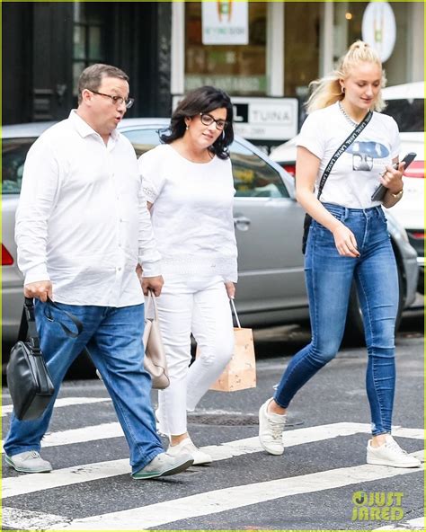 Joe Jonas & Sophie Turner Hang Out with His Parents in NYC!: Photo ...