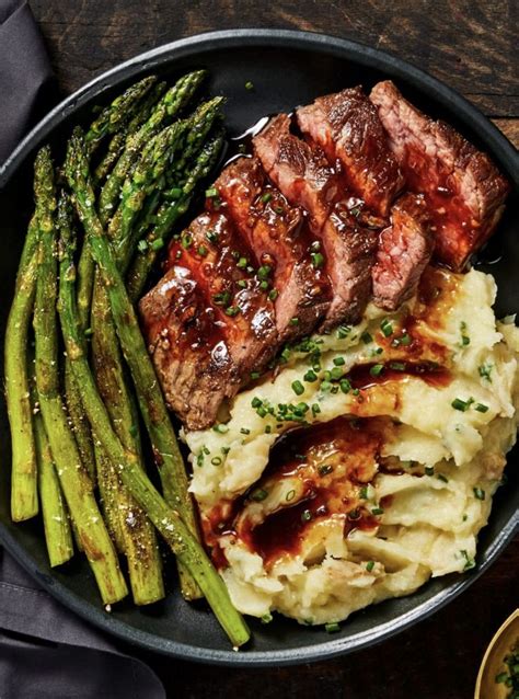 Bavette Steak & Roasted Garlic Pan Sauce Recipe | HelloFresh | Yemek Tarifi | Yemek tarifleri ...