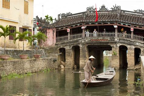 Visit the Japanese Bridge of Hoi An in Vietnam