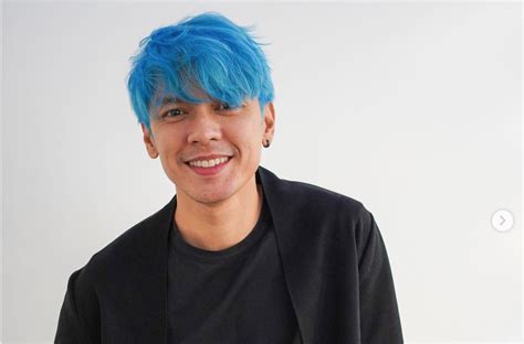 Carlo Aquino rocks blue hairstyle! | GMA News Online