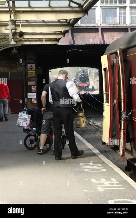 Keighley railway station hi-res stock photography and images - Alamy