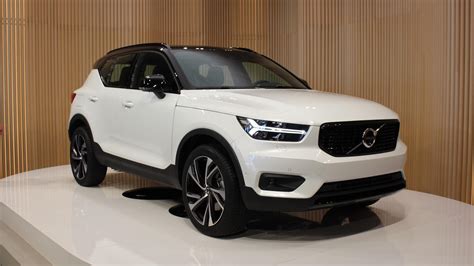 2018 Volvo XC40 white front right quarter