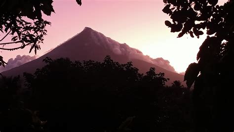 Sunrise and Mayon Volcano : pics