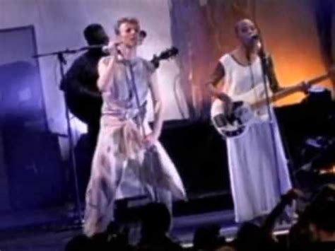 David Bowie- Under Pressure [Live] - YouTube