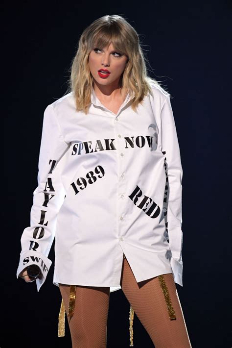 TAYLOR SWIFT Performs at 2019 AMA in Los Angeles 11/24/2019 – HawtCelebs