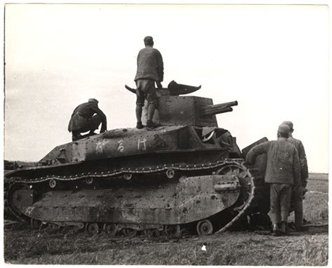 [Soldiers with a captured Japanese tank, Tai'erzhuang, Xuzhou front, China] | International ...