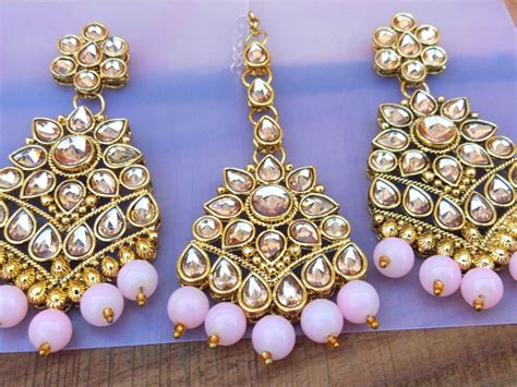 Maang Tikka with Earrings for Pink Saree | FashionCrab.com