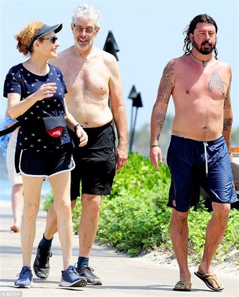 Dave Grohl ditches his shirt to show off muscular bod | Dave grohl family, Dave grohl, Dave